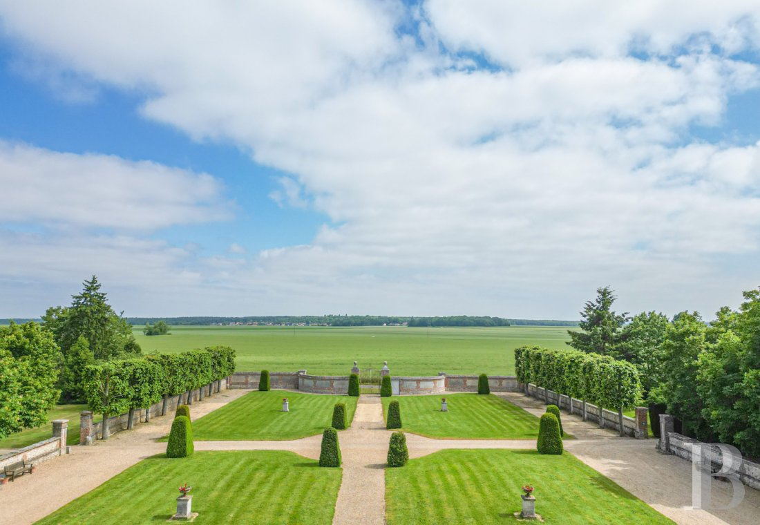 An 18th-century château with extensive grounds and French-style gardens in Eure, north of Évreux - photo  n°2